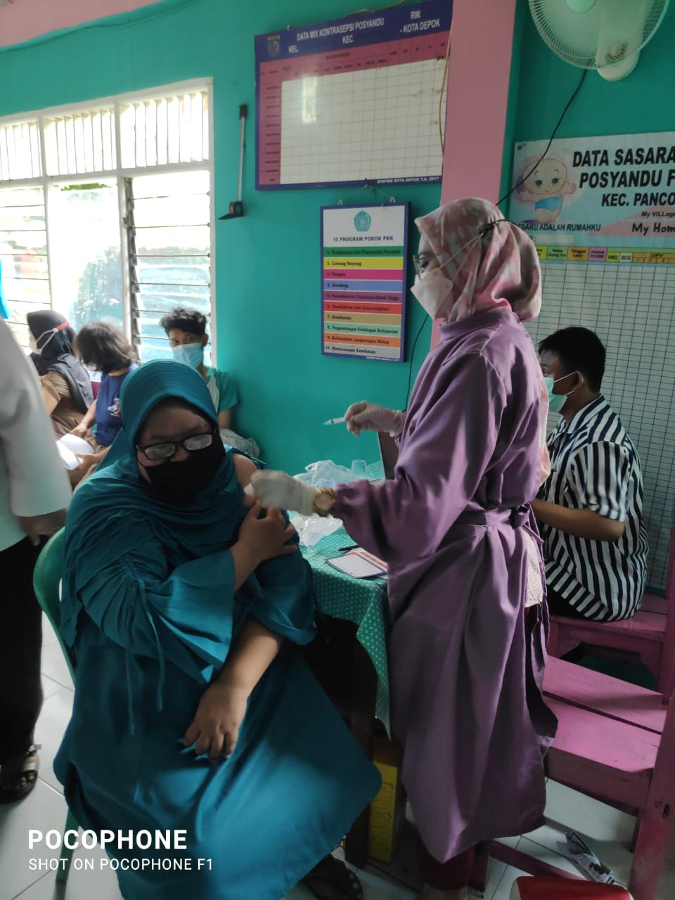 Pelayanan Vaksin Keluarga di Posyandu Flamboyan Kampung KB RW 002